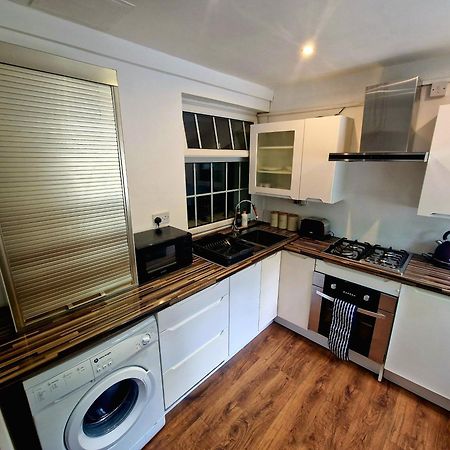 Private Courtyard Apartment In Bradford With Parking Шипли Экстерьер фото