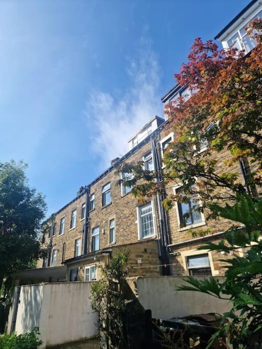 Private Courtyard Apartment In Bradford With Parking Шипли Экстерьер фото